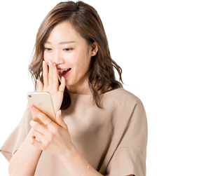 プラスワン派遣の自分にぴったりの募集情報をメールで確認する女の子