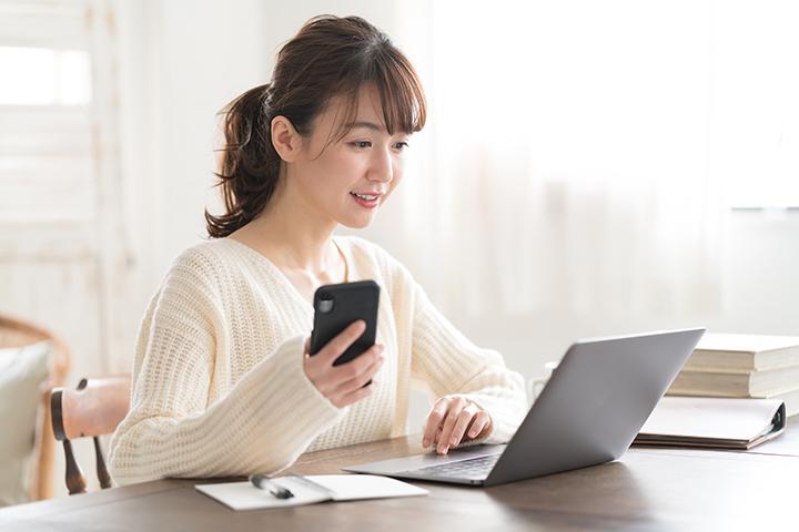 主婦がナイトワーク派遣を検索するイメージ