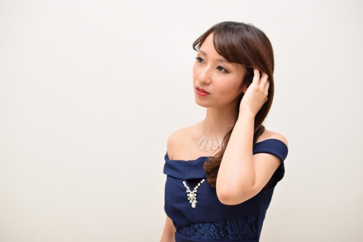 へアアレンジするキャバクラ嬢のイメージ