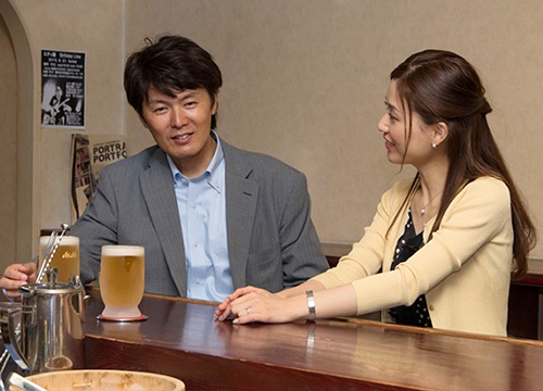 お客様を接客する女の子イメージ