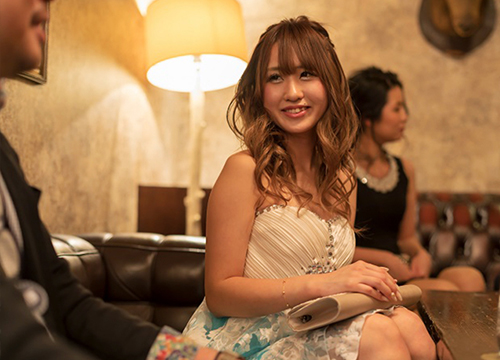 お店でお客様と会話するキャバクラ嬢