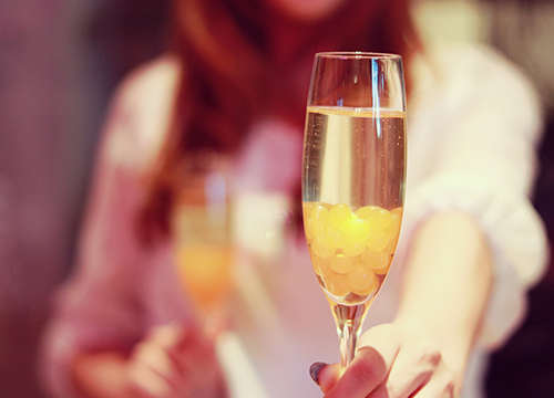 お客様にお酒を提供するキャバクラ嬢