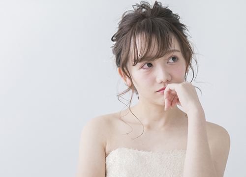 お店で待機するキャバクラ嬢