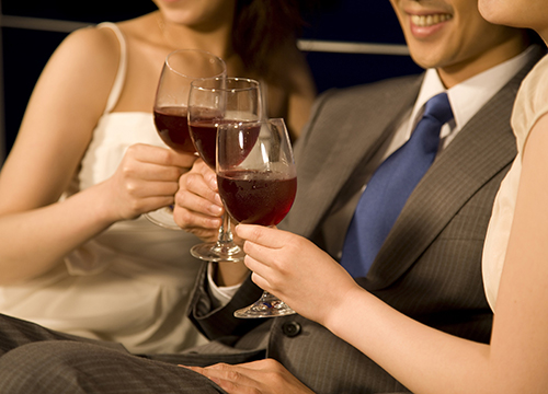 キャバクラで女の子たちと乾杯するお客様