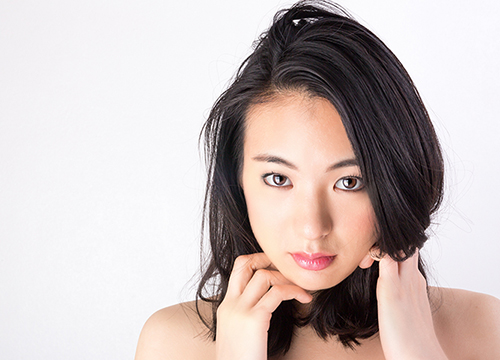 ナイトワーク出勤前に支度するキャバクラ嬢