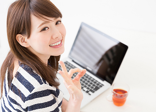 ナイトワークに必要な事前確認をする女の子