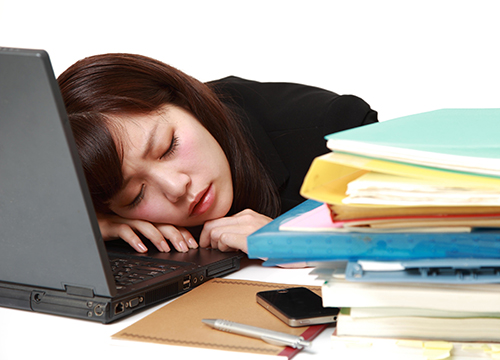 ナイトワーク疲れで日中元気のない女の子