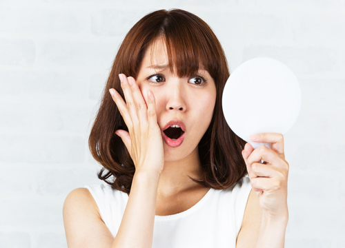 不規則なナイトワークで肌荒れを気にする女の子