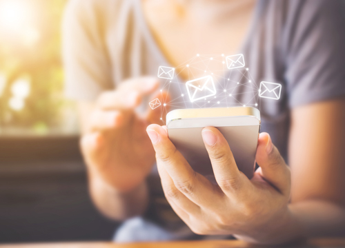 お店で知り合ったお客さんにメールで連絡する女の子