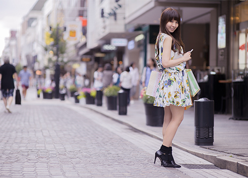 日中開店のキャバクラに出勤する女性イメージ