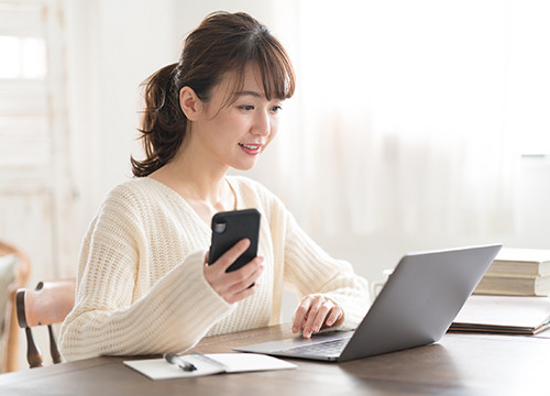 主婦がナイトワーク派遣を検索するイメージ