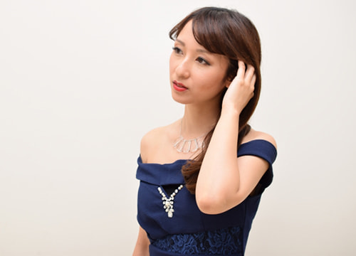 へアアレンジするキャバクラ嬢のイメージ